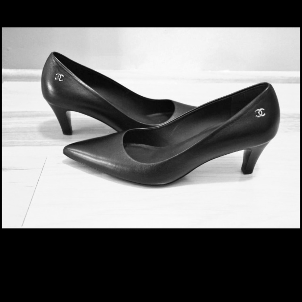 Chanel classic leather CC pumps! Sz 37 NIB